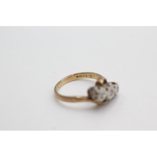 1061 - 9ct gold vintage diamond trilogy ring (2.5g)