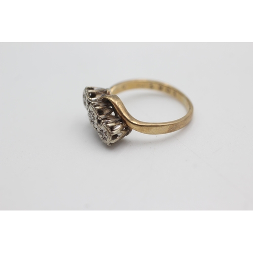 1061 - 9ct gold vintage diamond trilogy ring (2.5g)