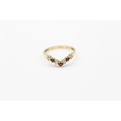 1062 - 9ct gold vintage garnet & clear gemstone wishbone ring (1.1g)