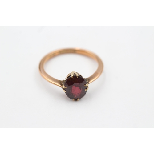 1081 - 9ct gold garnet claw set ring (2.2g)