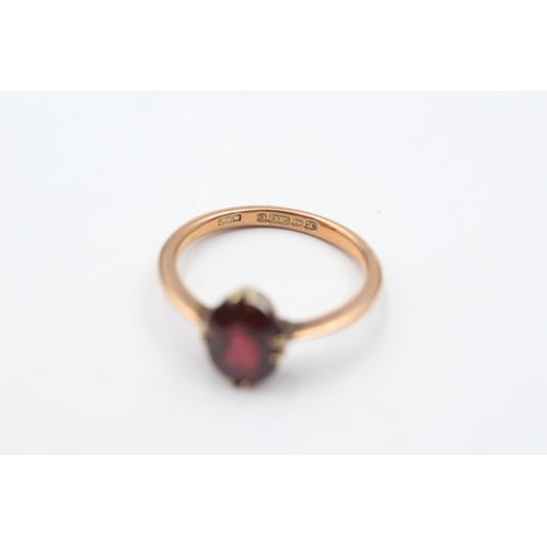 1081 - 9ct gold garnet claw set ring (2.2g)