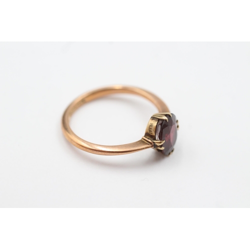 1081 - 9ct gold garnet claw set ring (2.2g)