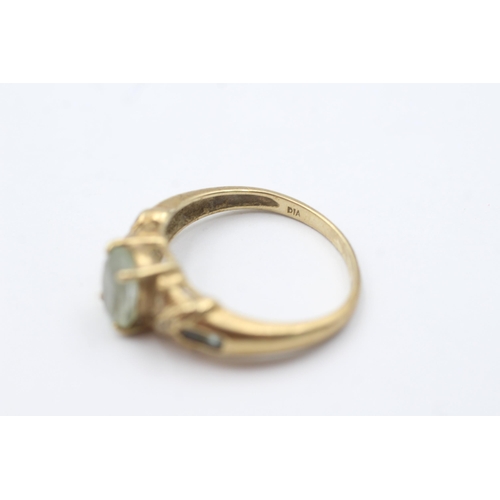 1083 - 9ct gold diamond & green gemstone ring (3.1g)