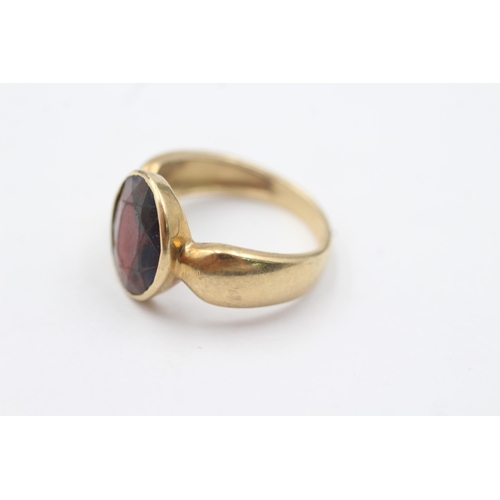 1089 - 9ct gold vintage garnet ring (3.4g)