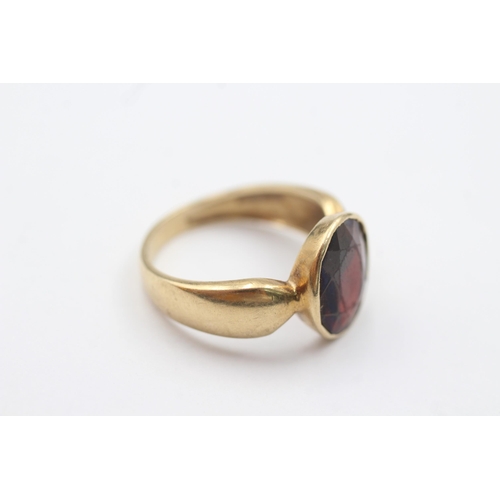 1089 - 9ct gold vintage garnet ring (3.4g)