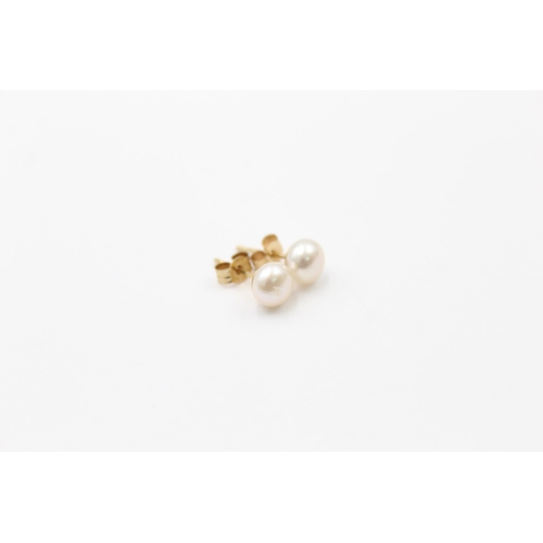 1092 - 3 x 9ct gold paired pearl stud earrings (4.6g)