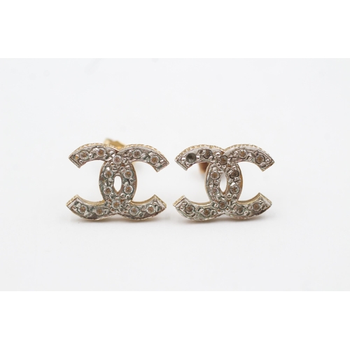 1094 - 9ct gold clear gemstone monogram earrings (2g)