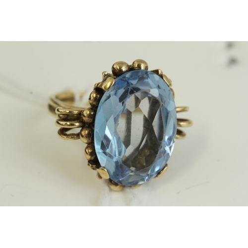 1501 - Vintage 9ct gold large blue stone ring. Fully hallmarked with a london assay office . The head of th... 