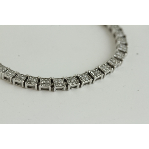 1510 - Fine 18ct white gold and diamond tennis bracelet. Set in 18ct white gold with diamonds. The bracelet... 