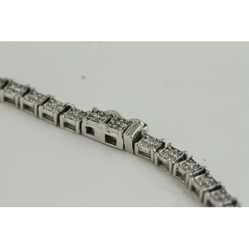 1510 - Fine 18ct white gold and diamond tennis bracelet. Set in 18ct white gold with diamonds. The bracelet... 