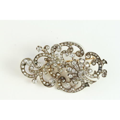 1523 - Diamond Brooch with Detachable Fitting. Est 3ct.