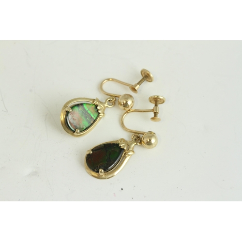 1111 - Fine 14ct gold and opal turn screw drop earrings. Marked 14k . Measures 2.5cm x 1.2cm wide. Weighs 3... 