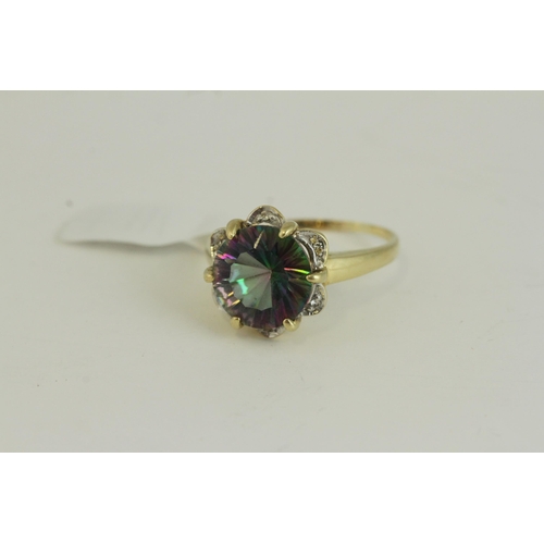 1117 - Fine 9ct gold mystic topaz ring. Set in 9ct gold with a large mystic topaz measuring 11mm wide . Uk ... 