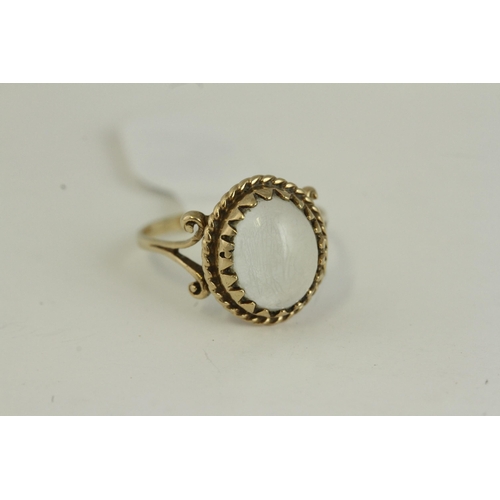 1119 - Fine 9ct gold and clear cabochon stone ring. Set in 9ct gold , fully hallmarked. Uk size j. Weighs 1... 