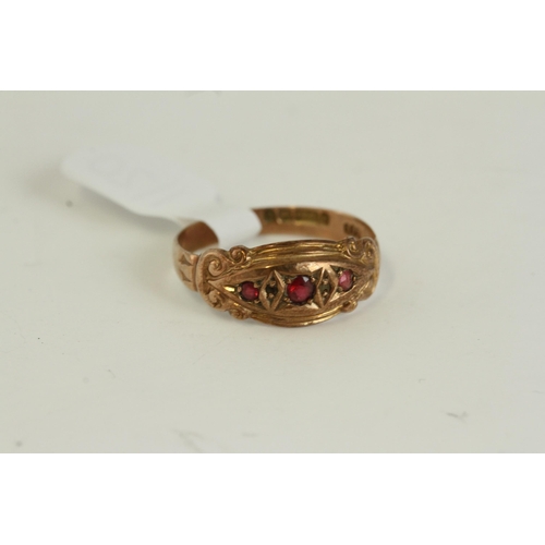 1120 - Antique 9ct gold and ruby ring, hallmarked with a Birmingham assay office mark. Set with rubies . Mi... 