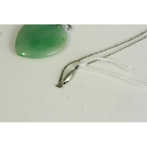 1132 - Art Deco white gold diamond and jade heart pendant necklace. Set in white gold with two cultured pea... 