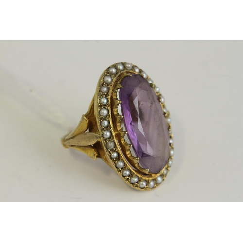 1134 - Antique yellow metal seedpearl and amethyst ring. Set in yellow metal with natural seedpearls and an... 