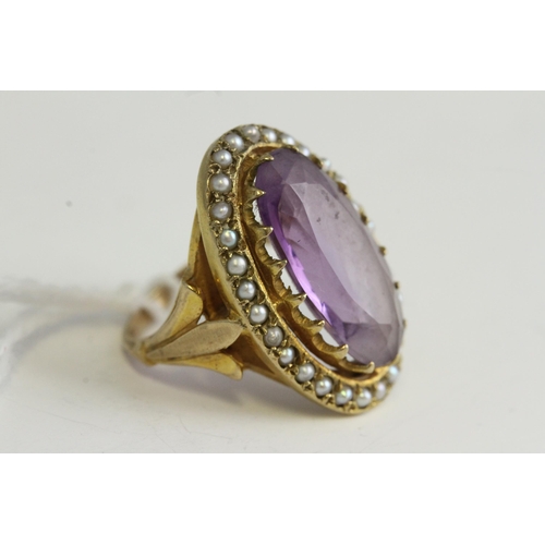 1134 - Antique yellow metal seedpearl and amethyst ring. Set in yellow metal with natural seedpearls and an... 