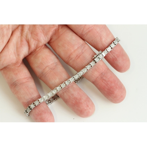 1510 - Fine 18ct white gold and diamond tennis bracelet. Set in 18ct white gold with diamonds. The bracelet... 