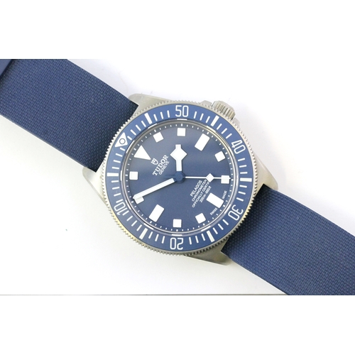 29 - TUDOR PELAGOS FXD 2021 BOX AND PAPERS MARINE NATIONALE, circular matte blue dial with applied hour m... 