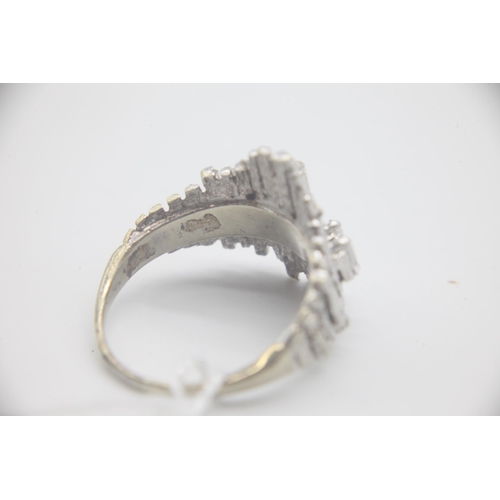 1006 - Vintage modernist white metal and spinel ring. Set in white metal with baguette cut spinels . The he... 