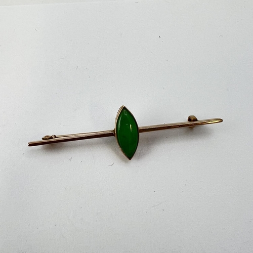 1015 - Antique 9ct gold and jade bar brooch, marked 9ct , measures 4.9cm in length . Weighs 2.2 grams