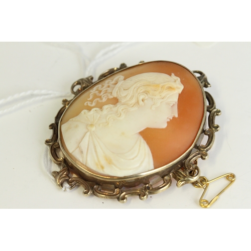 1026 - Antique 9ct gold carved cameo brooch , set in a 9c gold frame. The brooch measureâ€™s 6cm x 5,5cm wi... 