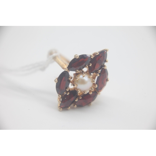 1004 - Fine 14ct Gold Garnet and Cultured Pearl RingFully hallmarked for 14ct Gold set with Marquis shaped ... 