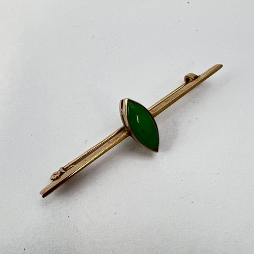 1015 - Antique 9ct gold and jade bar brooch, marked 9ct , measures 4.9cm in length . Weighs 2.2 grams