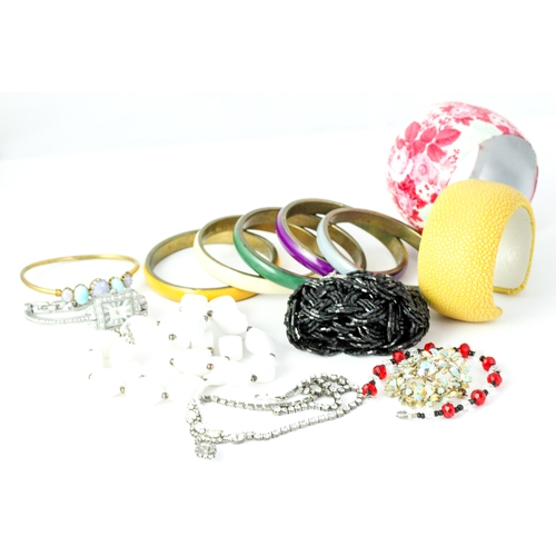 1017 - Vintage collection of costume jewellery, including bangles and necklaces and a brooch.