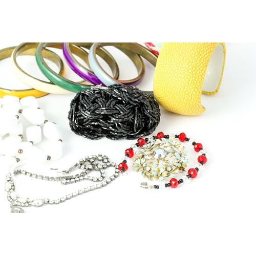 1017 - Vintage collection of costume jewellery, including bangles and necklaces and a brooch.