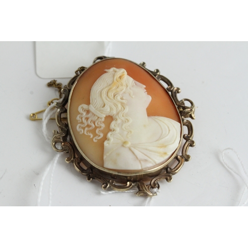 1026 - Antique 9ct gold carved cameo brooch , set in a 9c gold frame. The brooch measureâ€™s 6cm x 5,5cm wi... 