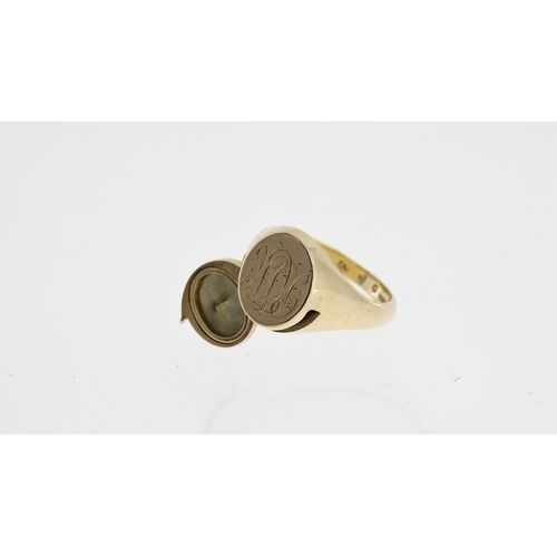 1286 - Vintage 9ct gold gentlmans signet ring with a secret locket compartment. The head of the ring measur... 