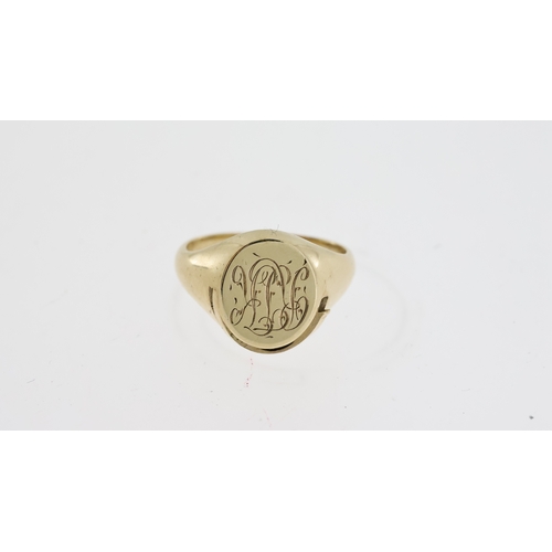 1286 - Vintage 9ct gold gentlmans signet ring with a secret locket compartment. The head of the ring measur... 