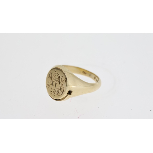 1286 - Vintage 9ct gold gentlmans signet ring with a secret locket compartment. The head of the ring measur... 