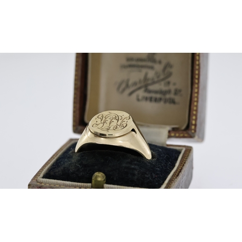 1286 - Vintage 9ct gold gentlmans signet ring with a secret locket compartment. The head of the ring measur... 