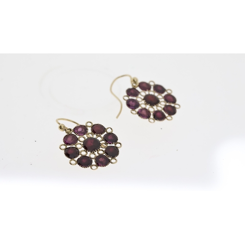 1290 - Antique georgian flat cut garnet earrings. Domed back. The earrings  measures 3cm wide. Weighs 2.7 g... 