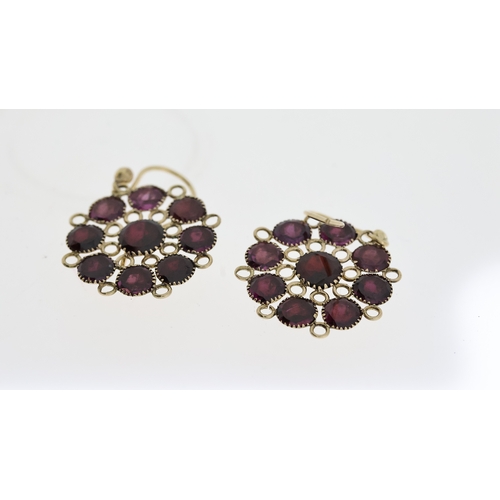 1290 - Antique georgian flat cut garnet earrings. Domed back. The earrings  measures 3cm wide. Weighs 2.7 g... 