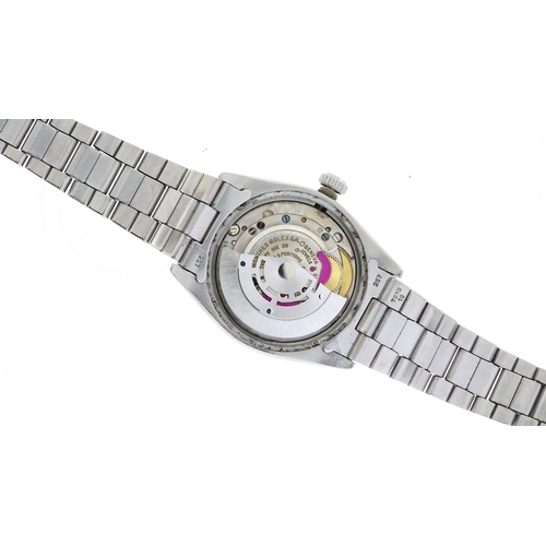 42 - VINTAGE ROLEX OYSTER PERPETUAL DATE CIRCA 1964, circular silver dial with baton hour markers, date a... 