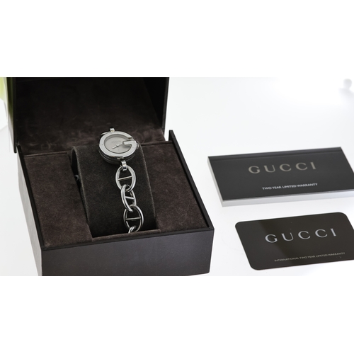 182 - LADIES GUCCI REF 10722420 W/BOX, approx 22mm champagne dial, stainless steel bezel and case, Gucci c... 