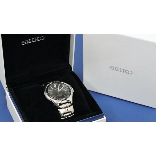 211 - *TO BE SOLD WITHOUT RESERVE* SEIKO KINETIC WITH BOX, circular black dial with baton hour markers, da... 