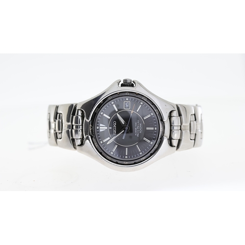 211 - *TO BE SOLD WITHOUT RESERVE* SEIKO KINETIC WITH BOX, circular black dial with baton hour markers, da... 