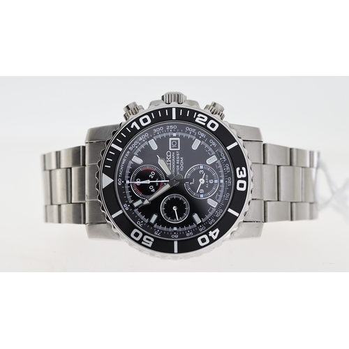 215 - *TO BE SOLD WITHOUT RESERVE* SEIKO CHRONOGRAPH WITH BOX AND GUARANTEE, circular black dial with bato... 