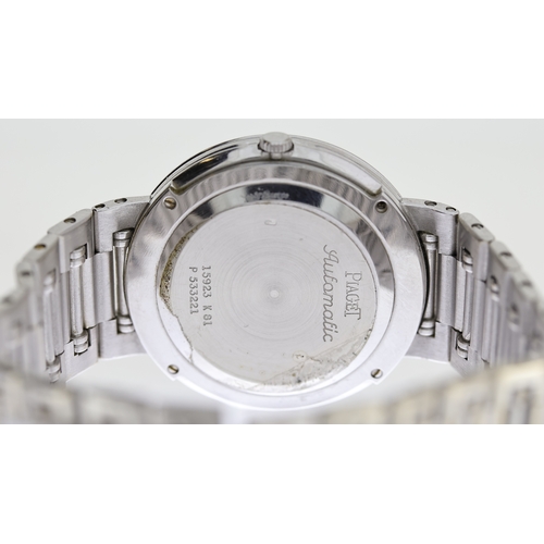 33 - 18CT PIAGET AUTOMATIC BOX AND PAPERS 1991 REFERENCE 15923, circular sunburst silver dial, date apert... 