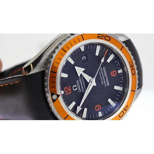 27 - OMEGA SEAMASTER PLANET OCEAN REF 2908.50.82 BOX AND PAPERS 2010, circular black dial with applied ba... 