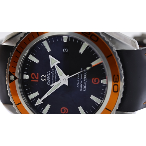 27 - OMEGA SEAMASTER PLANET OCEAN REF 2908.50.82 BOX AND PAPERS 2010, circular black dial with applied ba... 