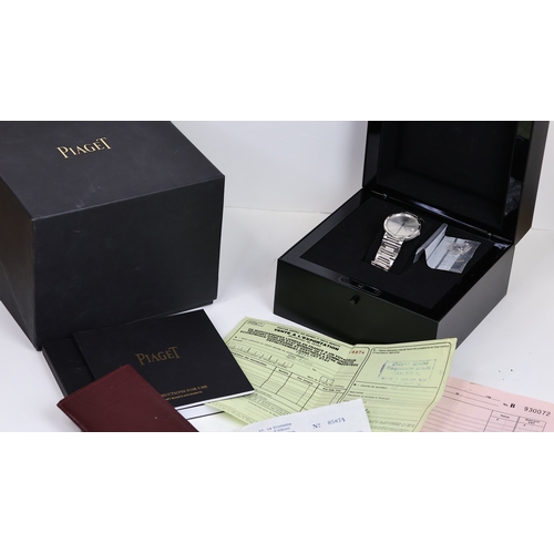 33 - 18CT PIAGET AUTOMATIC BOX AND PAPERS 1991 REFERENCE 15923, circular sunburst silver dial, date apert... 