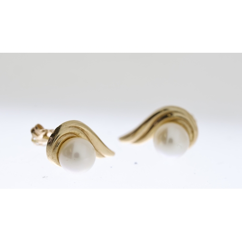 1032 - 14CT YELLOW GOLD & PEARL EARRINGS, approx 1.28g, hallmarked butterfly back, freshwater cultured pear... 