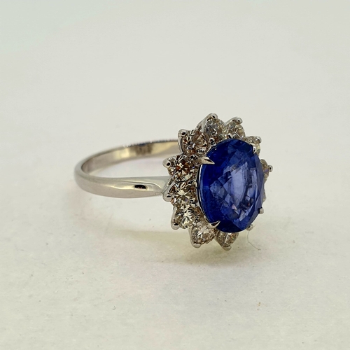 1009 - Oval sapphire and diamond cluster ring in 18 carat white
gold. Sapphire 3.20 carats, 12 diamonds in ... 