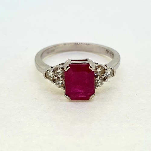 1012 - An emerald cut ruby ring with diamond shoulders.
Hallmarked 750